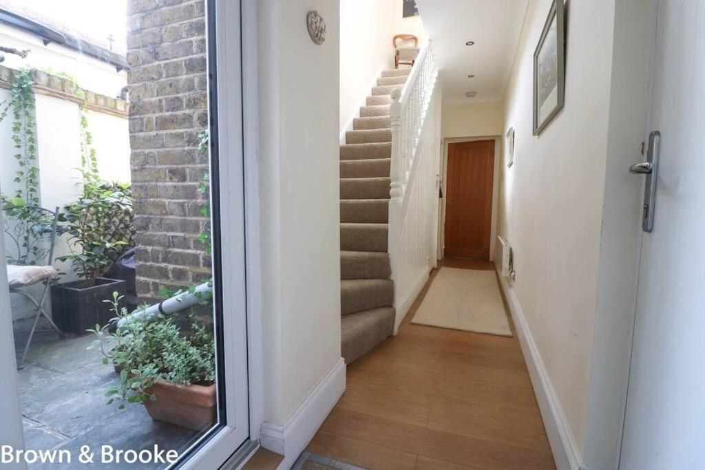 Stylish & Spacious 3 Bed Victorian House Sleeps Up To 7 - Near O2, Museums, Excel, Mazehill Station 12 Mins Direct Into London Bridge Villa ภายนอก รูปภาพ
