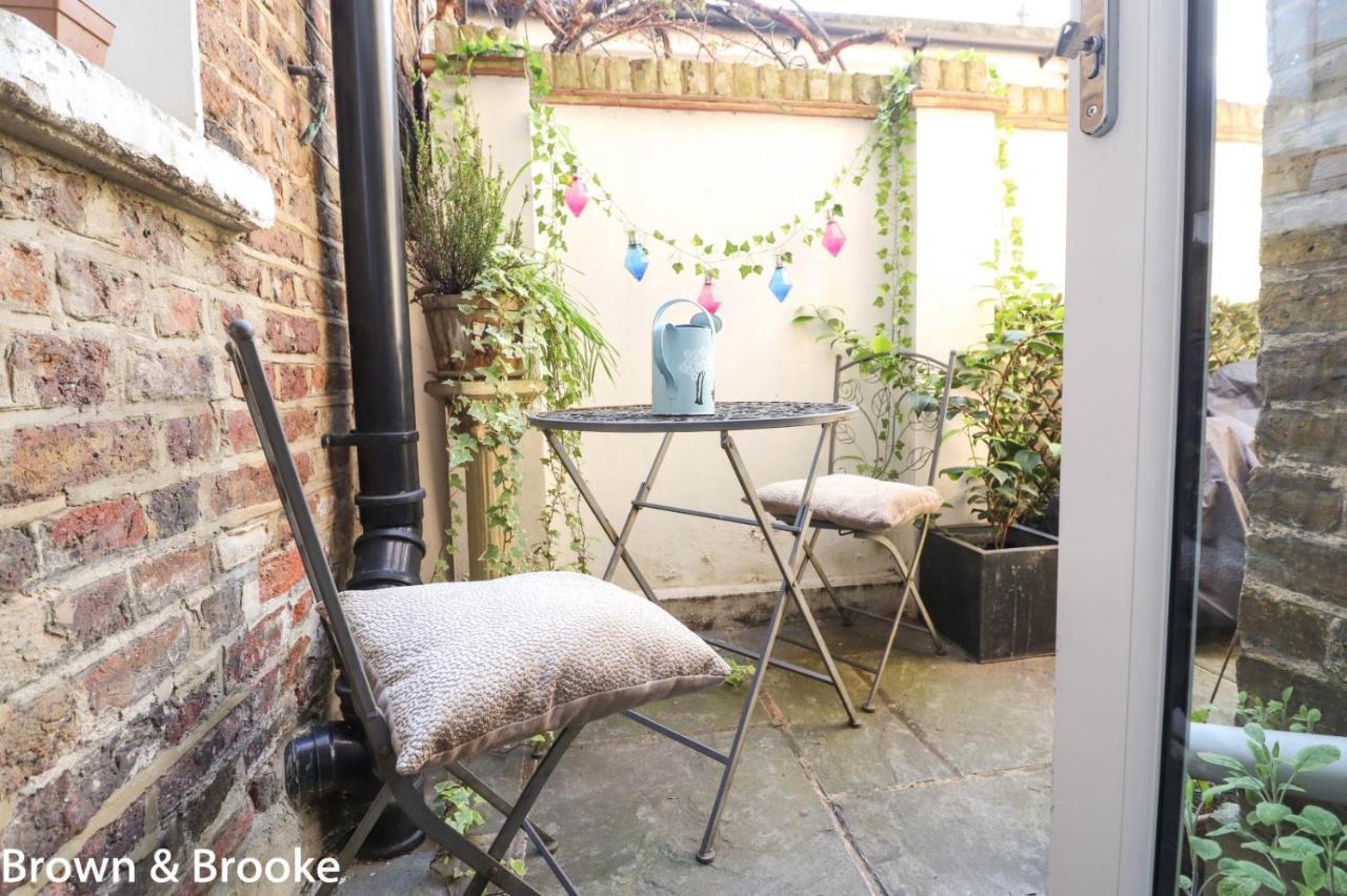 Stylish & Spacious 3 Bed Victorian House Sleeps Up To 7 - Near O2, Museums, Excel, Mazehill Station 12 Mins Direct Into London Bridge Villa ภายนอก รูปภาพ
